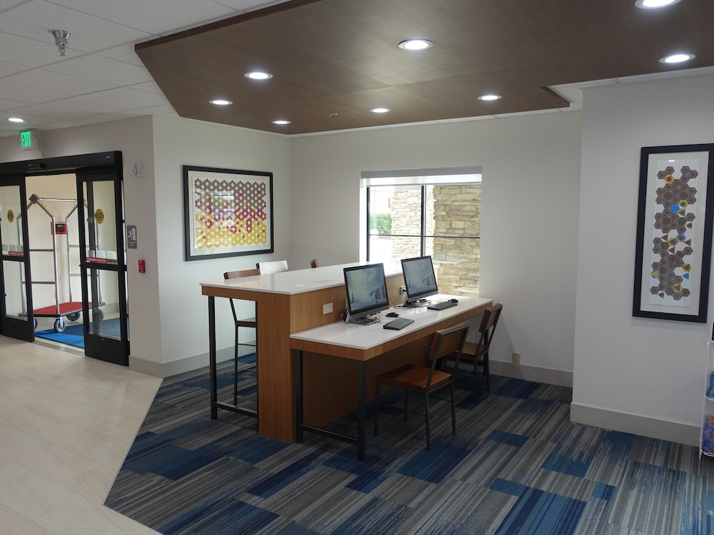 Holiday Inn Express Suites Brentwood 26/29