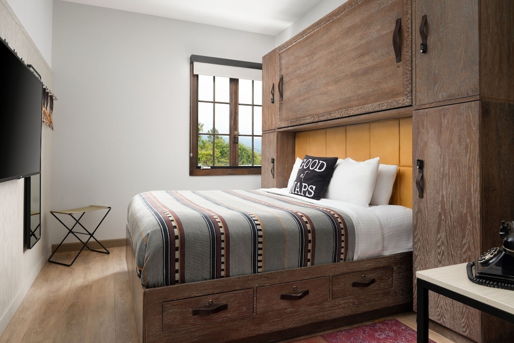 Room at Moxy Santa Barbara, SANTA BARBARA - CA