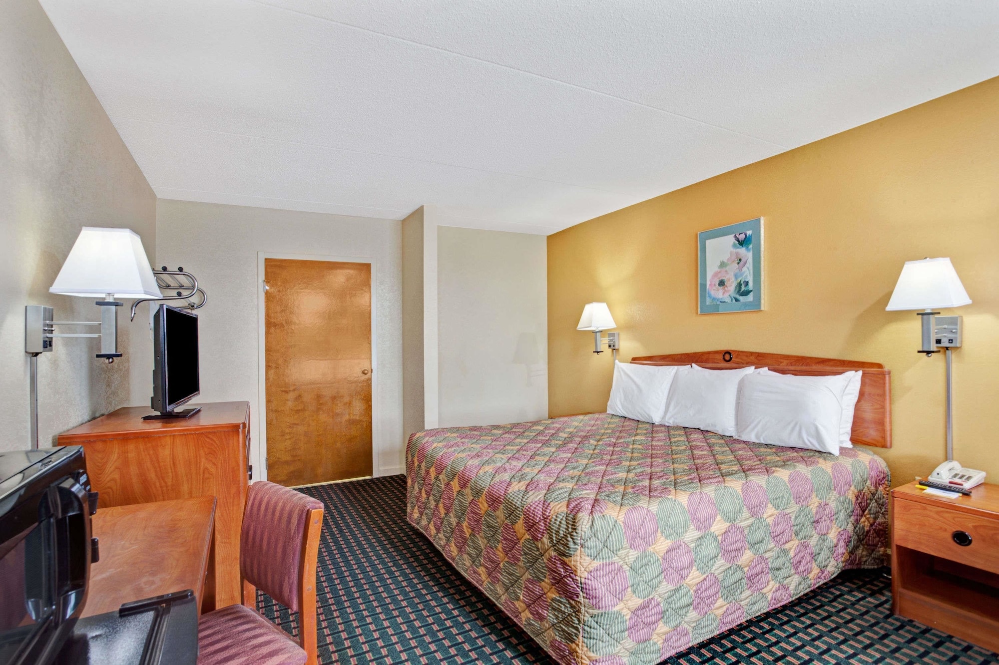 غرفة قياسية بسرير كوين، Days Inn by Wyndham Clarksville TN 2/4
