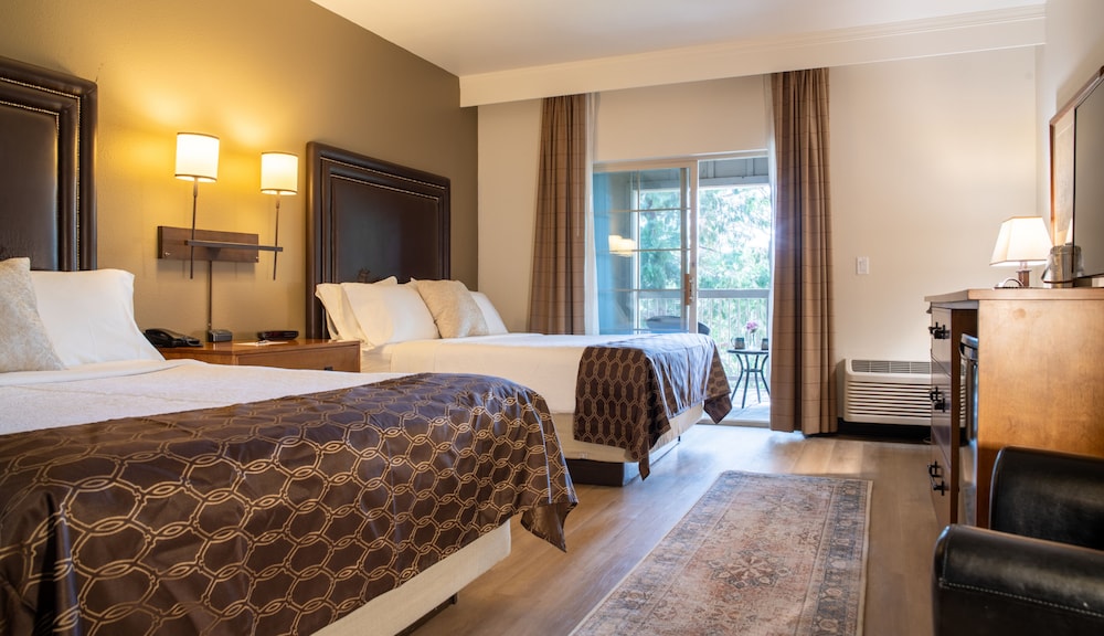 Deluxe, Lodge, 2 Queen Beds, Golf Course View