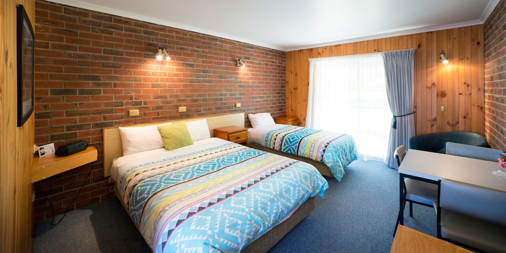 Room, 1 Queen and 1 Single Bed, Garden View