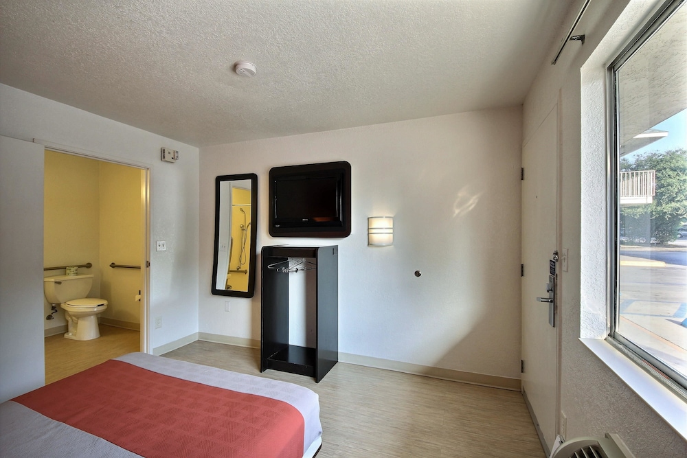 Motel6 San Marcos, TX 23/49
