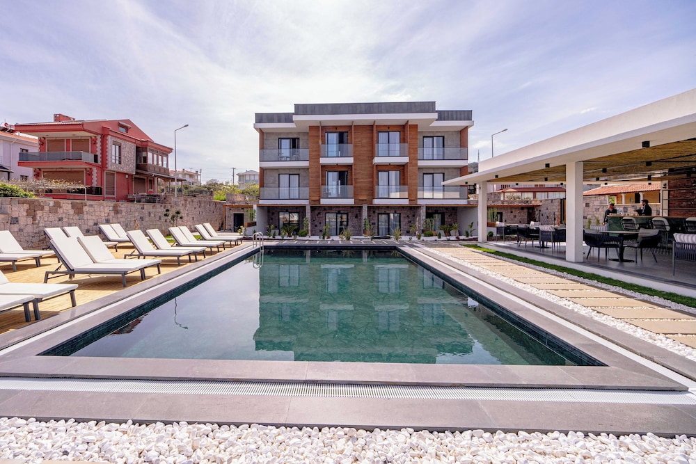 Leone Cunda Edition Otel(+12) 33/38
