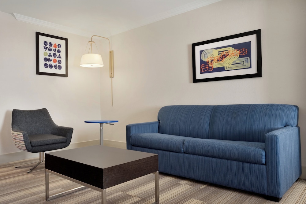 Holiday Inn Express & Suites Dallas NE - Allen 34/55