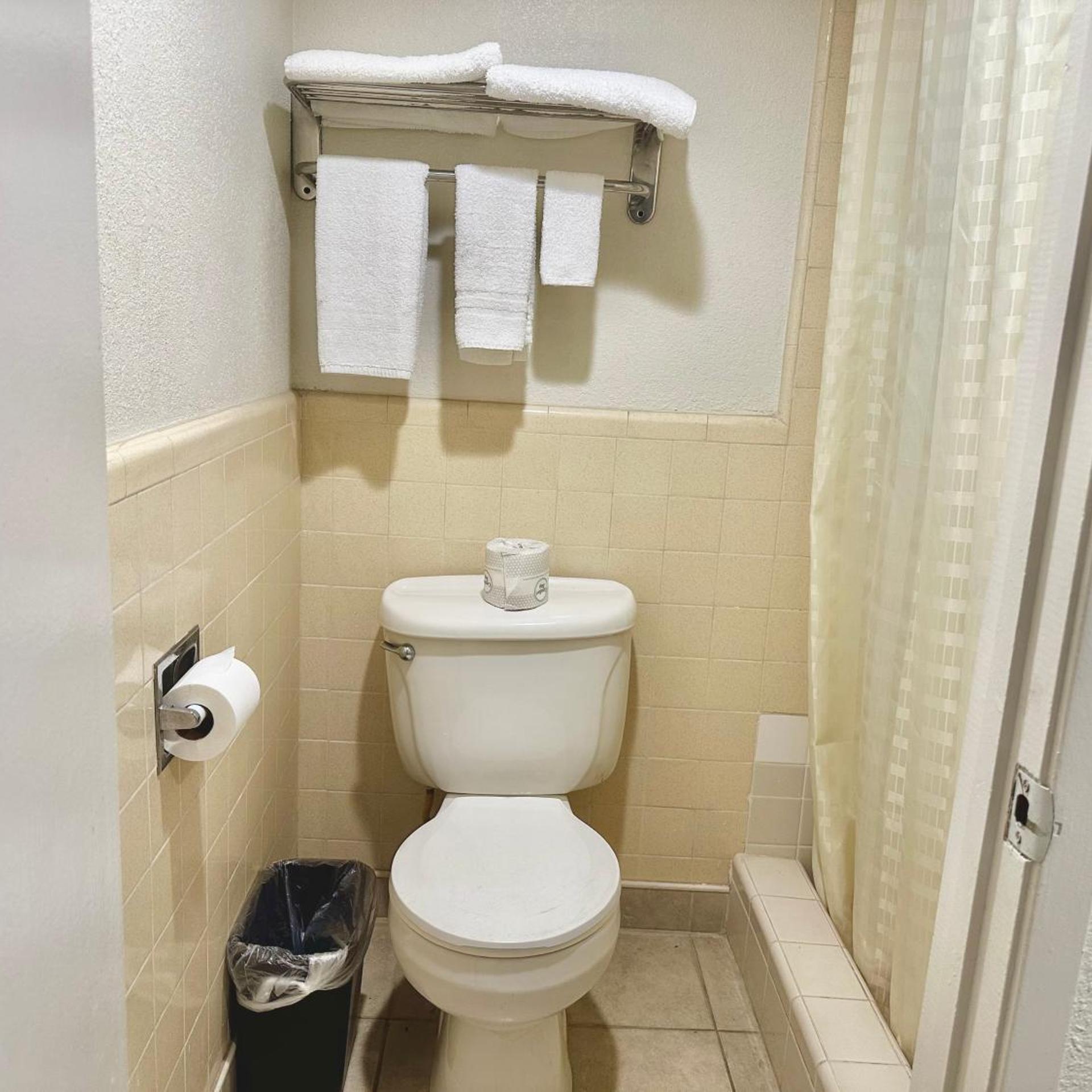 غرفة قياسية بسرير كينج، Regency Inn Fresno 2/2