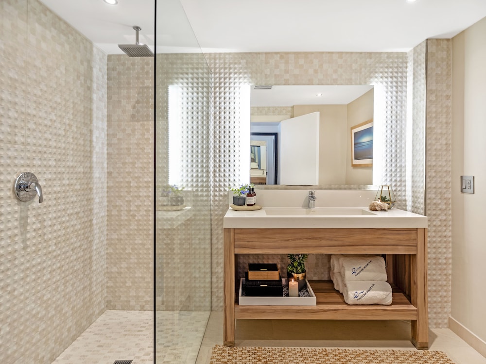 Hodges Bay Resort & Spa, an HQ Luxury Resort & Residences 66/67