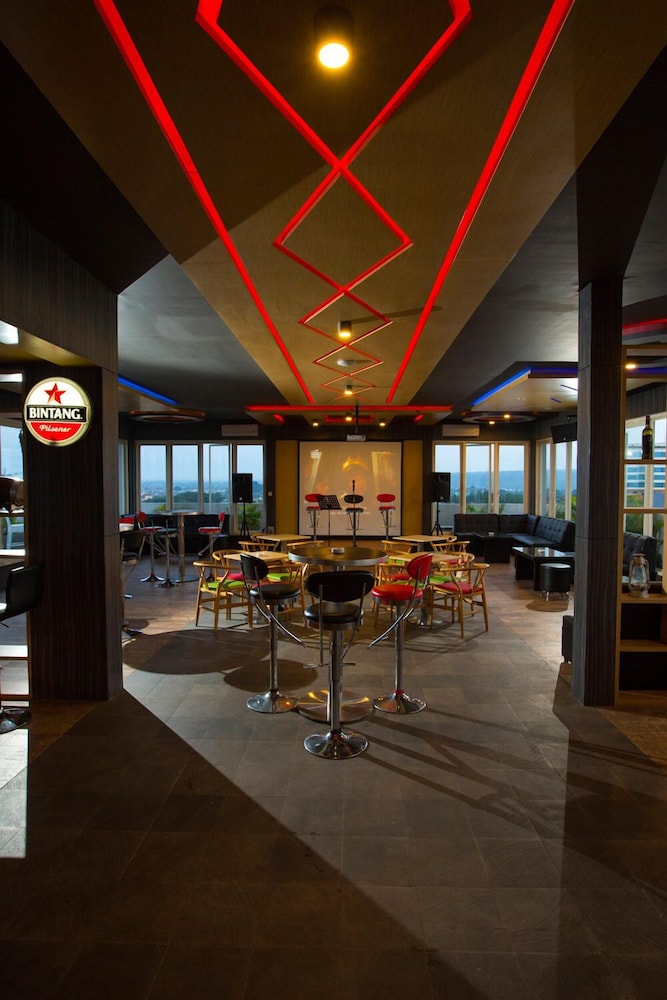 Ascent Hotel & Cafe Malang (formerly MaxOne Ascent Hotel Malang) 32/41
