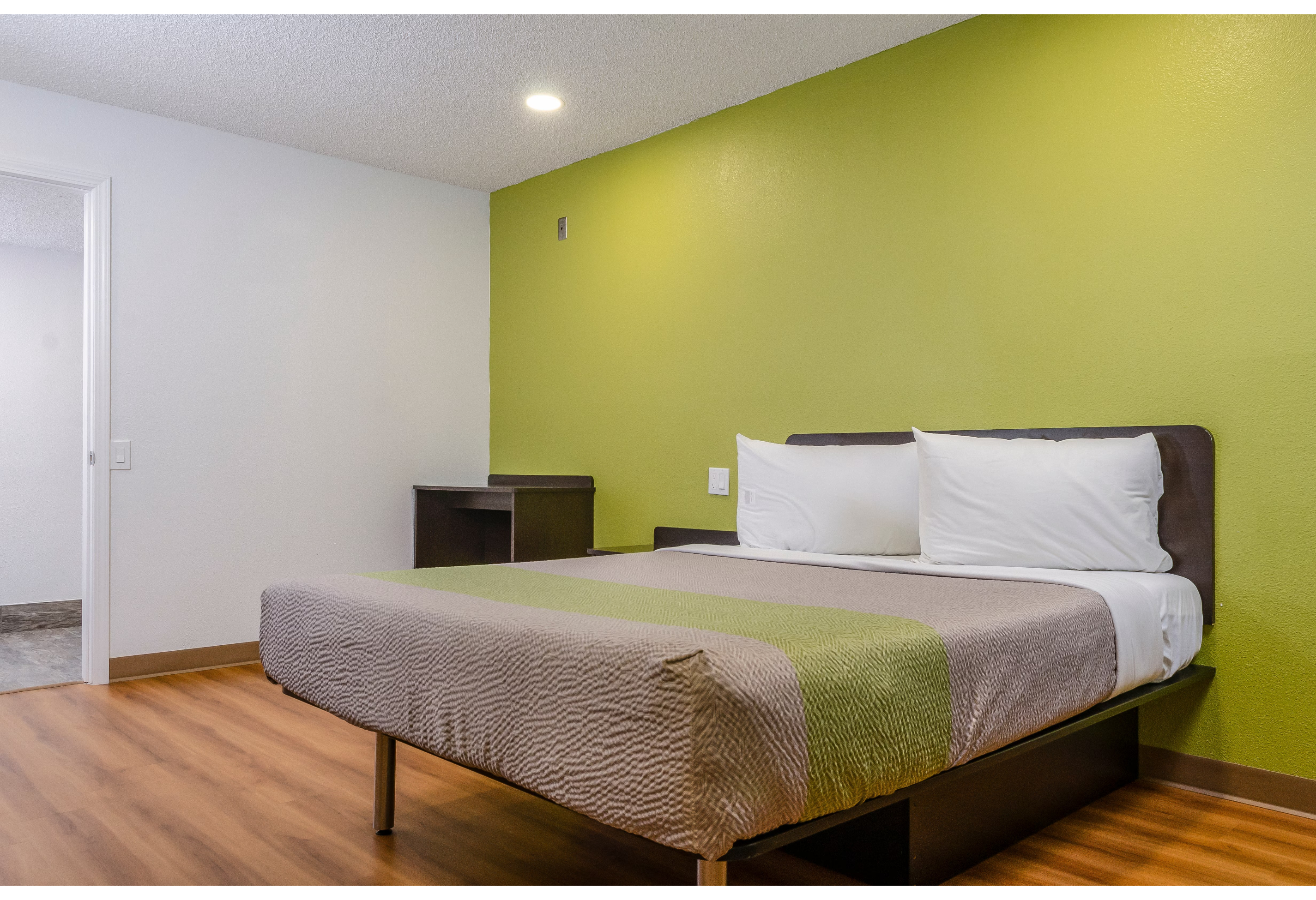 1 Queen Bed - Non-Smoking, Micfridge