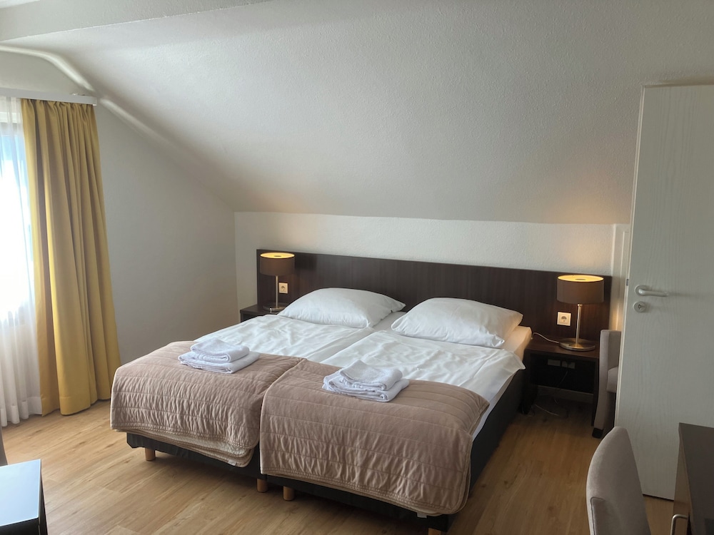 STANDARD, DOUBLE OR TWIN BED