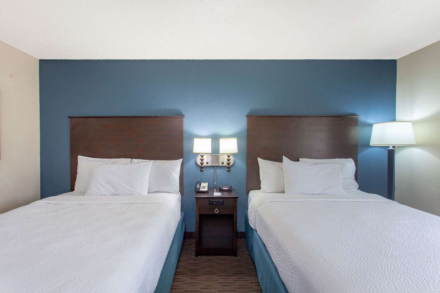 AmericInn by Wyndham Mankato Event Center 12/55