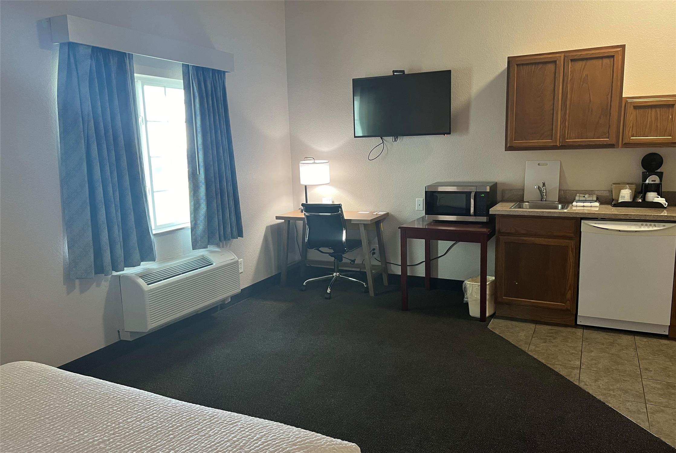 Days Inn & Suites by Wyndham Columbus NE 12/20