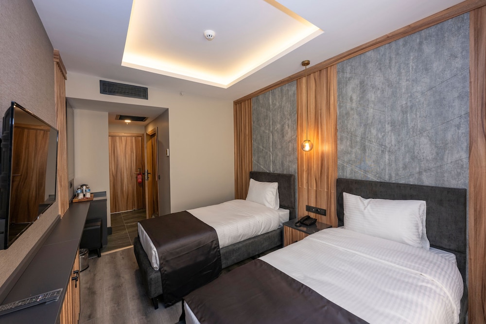 STANDARD, TWIN BEDS, CITY VIEW, POOL ACCESS