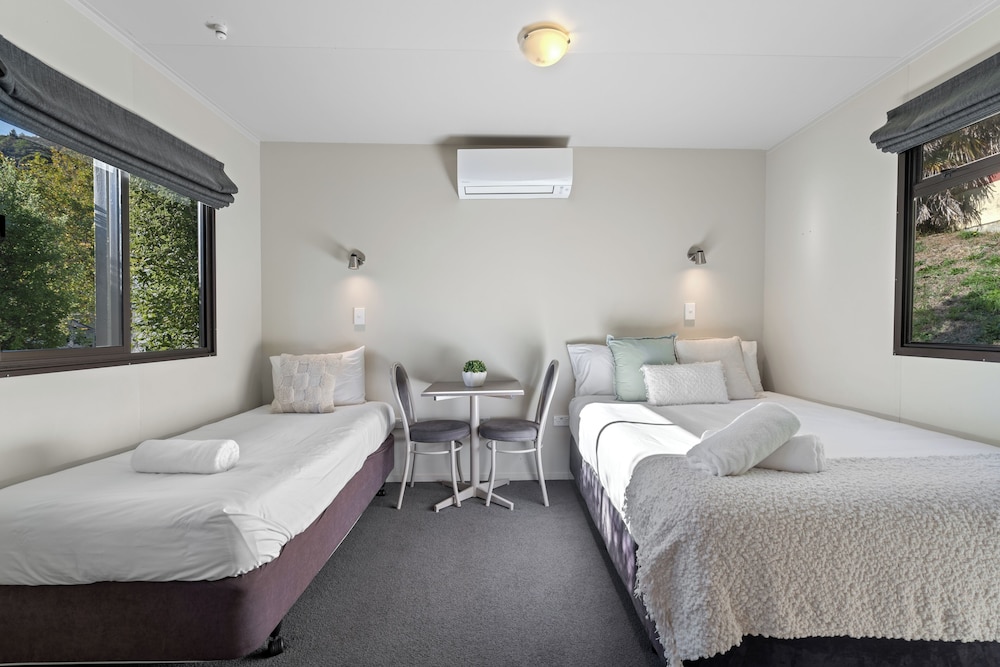 Motel, Studio, Twin Beds, 1 Double and 1 Single Bed