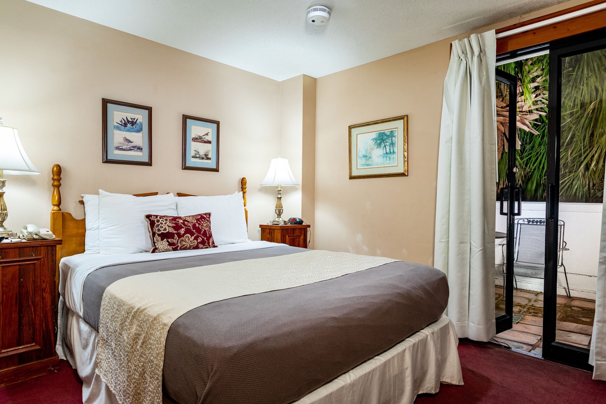 2 BEDROOMS, CONDO, DELUXE, KITCHENETTE