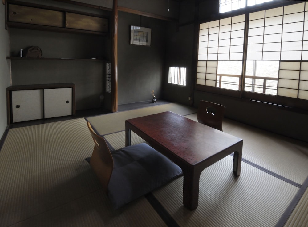 Traditional Kyoto Inn serving Kyoto cuisine IZUYASU 35/50