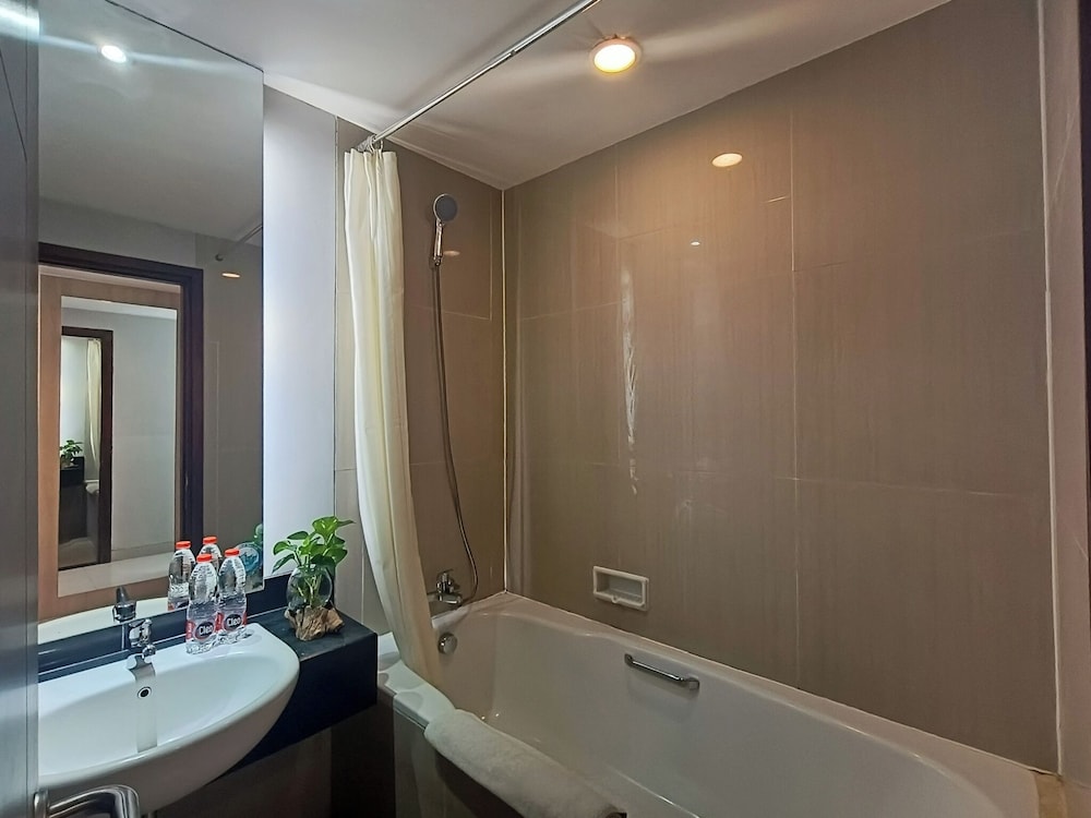 Grand Cakra Hotel 50/52