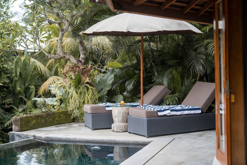 The Sender Pool Suite 42/50