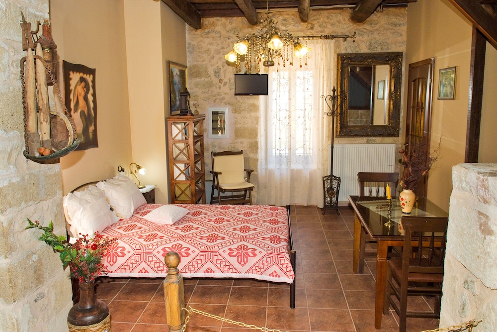 2 Bedrooms, Family Suite, King and Twin Beds