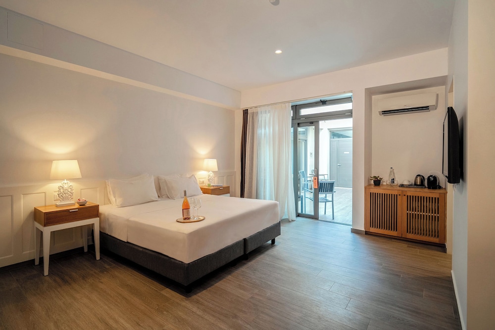 Basic, Queen Bed, Sofa