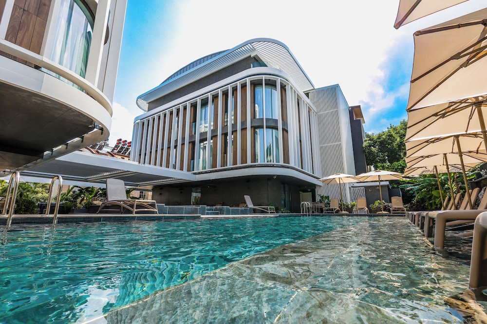 FOUR HILLS HOTEL 5/37