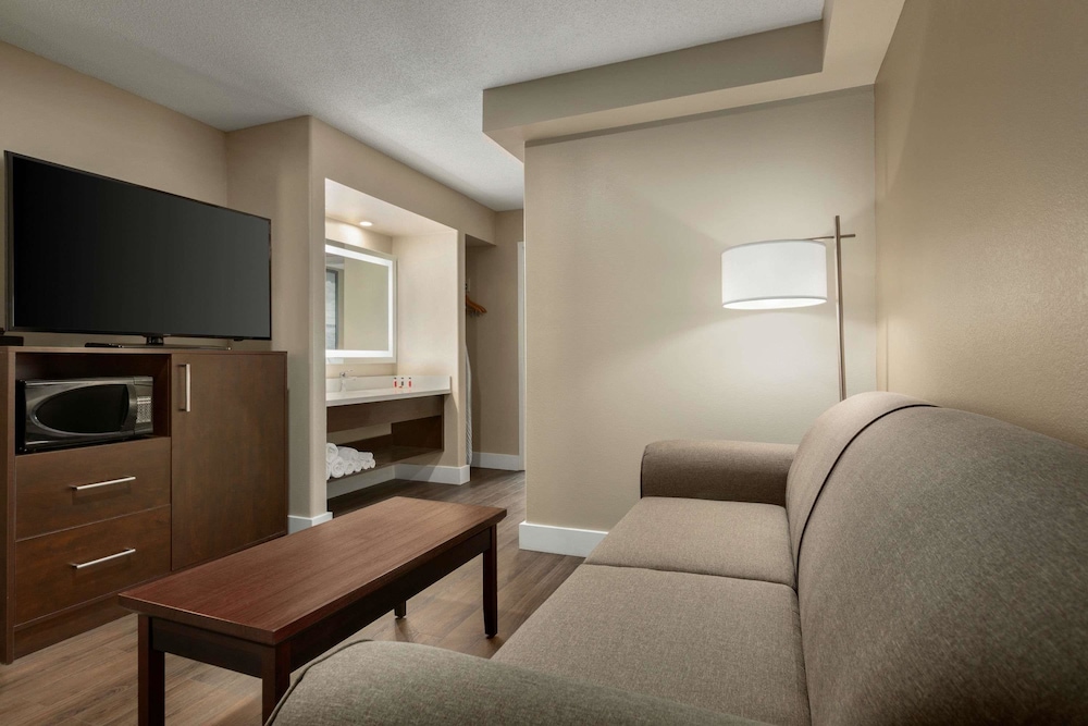 Super 8 by Wyndham Ajax/Toronto On 32/47