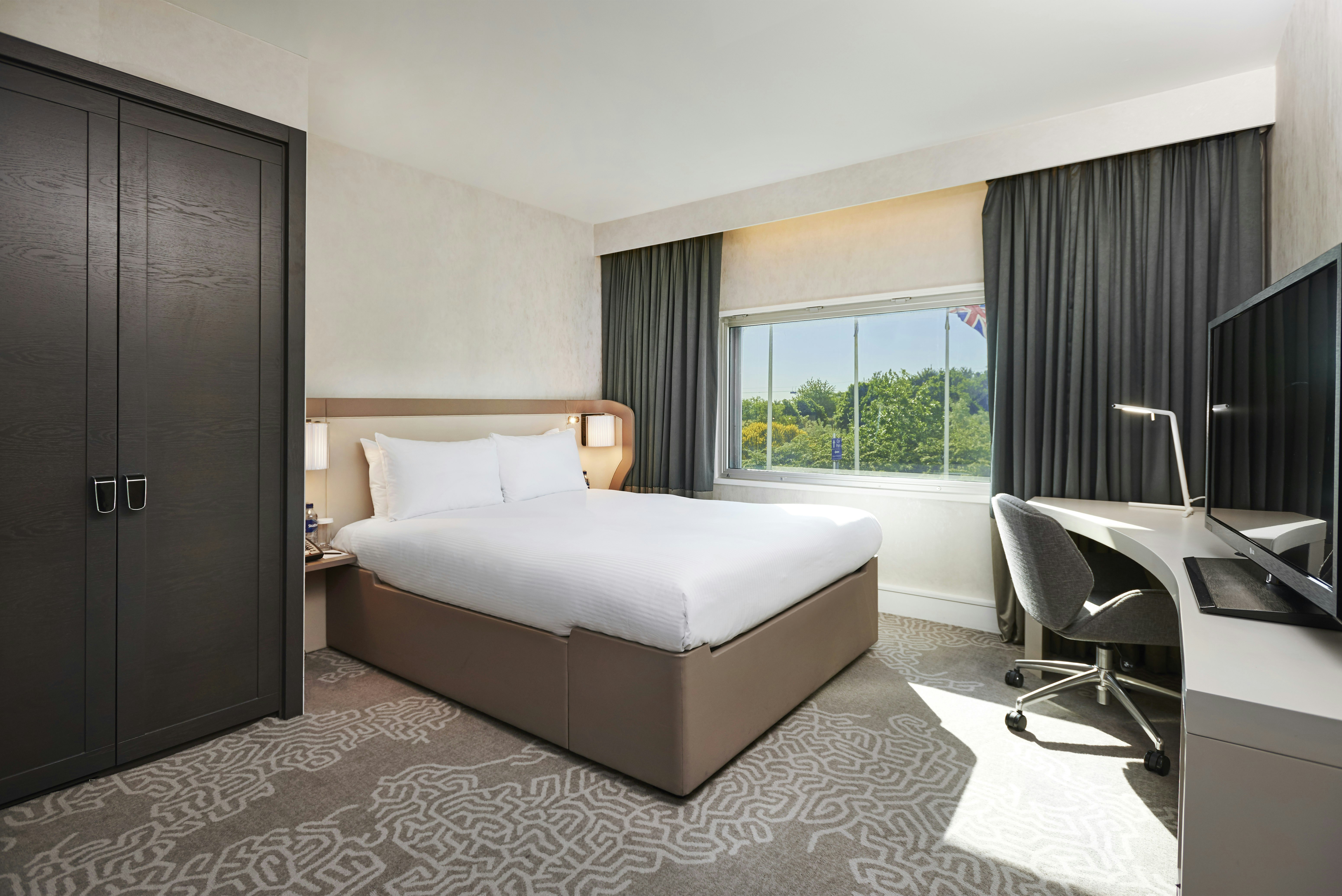 GUEST ROOM, QUEEN BED
