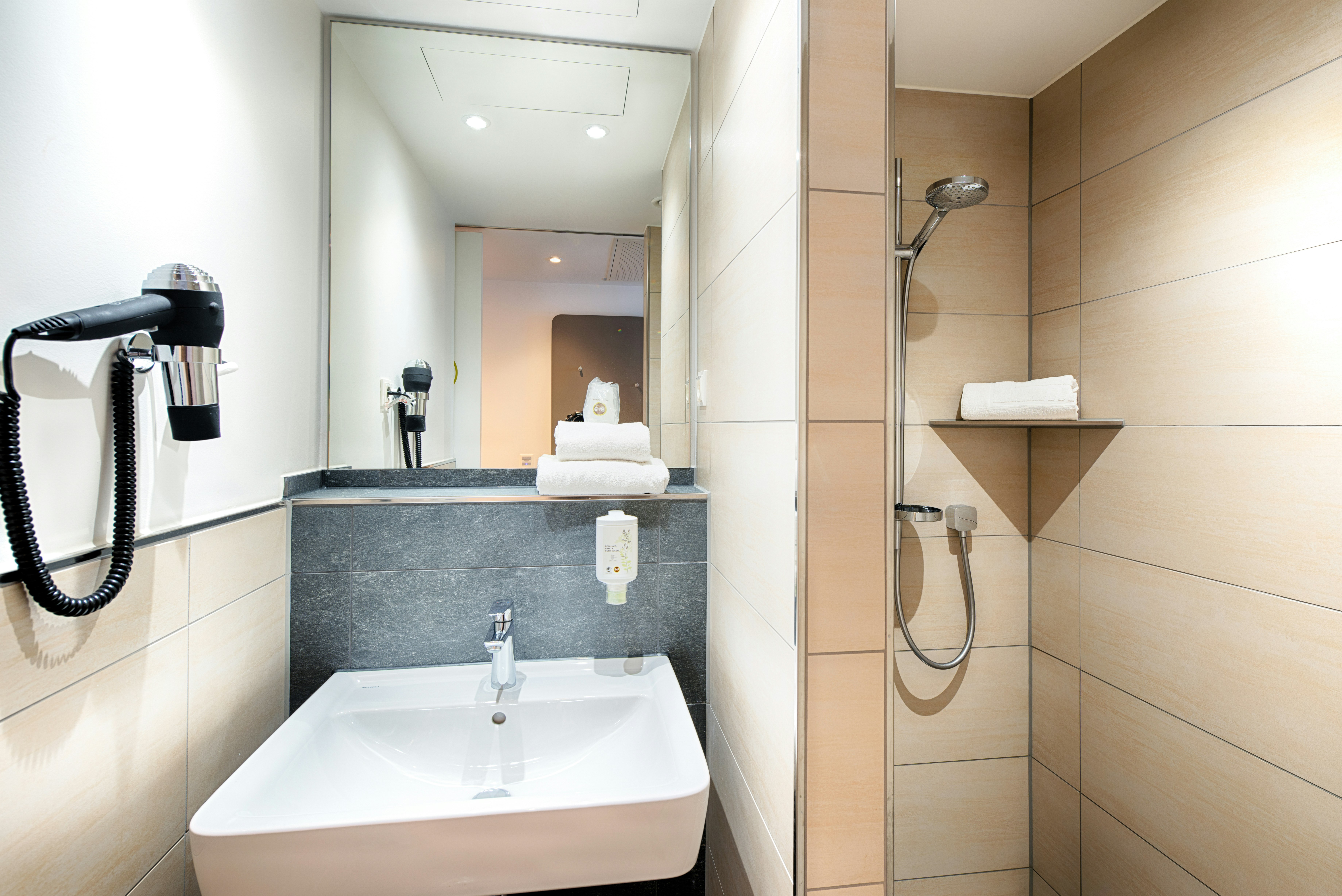 B&B Hotel Augsburg-West 12/12