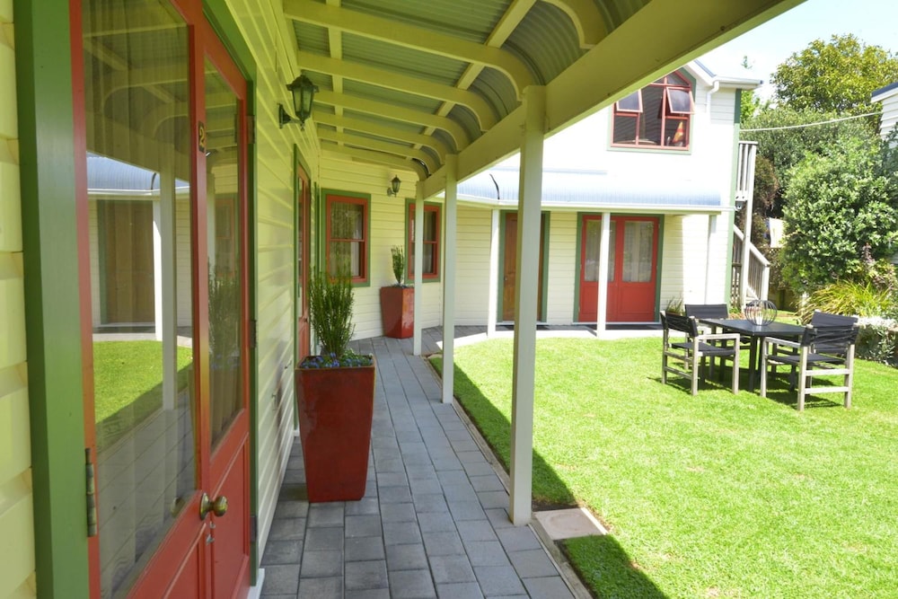 Ducks &amp; Drakes Boutique Motel &amp; Backpackers 40/43