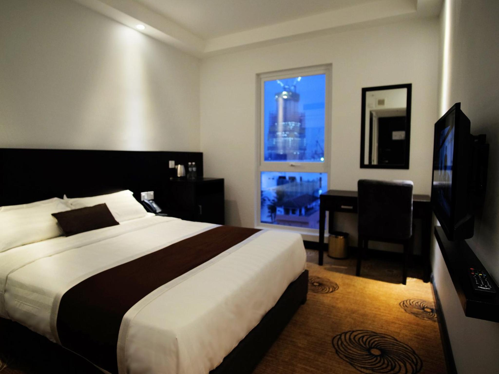 غرفة سوبيريور بسرير كوين بإطلالة على المدينة