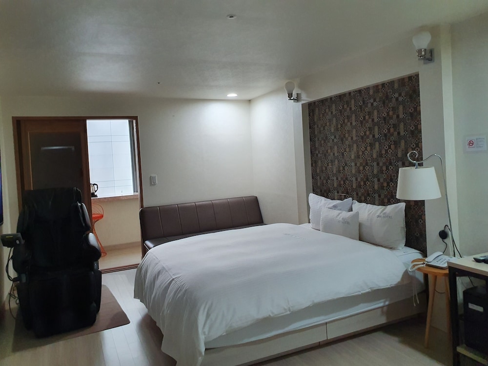 CNN Hotel 11/50