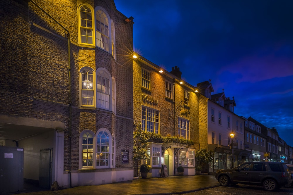 The Golden Fleece Hotel 4/50