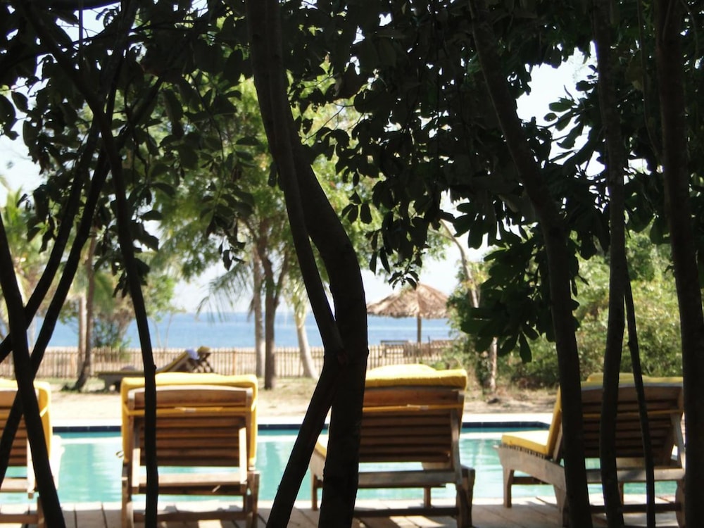 GIMAN FREE BEACH RESORT 53/67