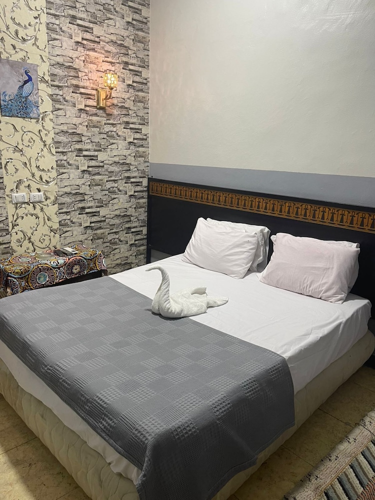 One Season Hostel 27/72