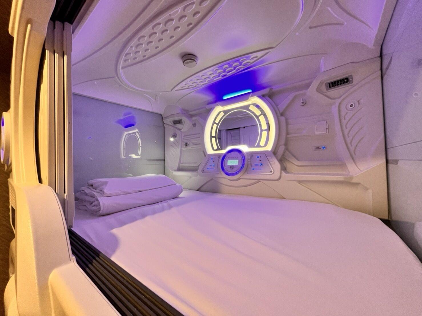 Space, Capsule
