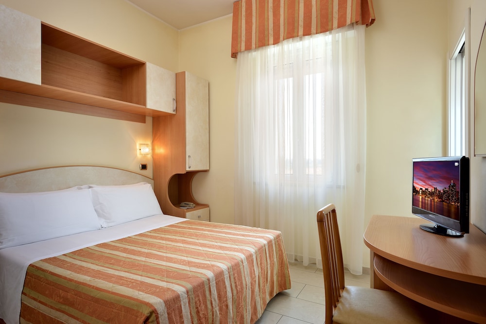 ROOM, DOUBLE OR TWIN BED