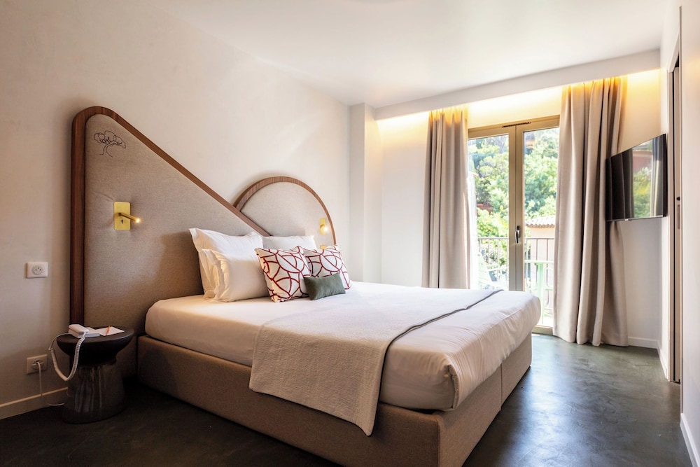 Coast, Club, 1 Queen and 1 Single Bed