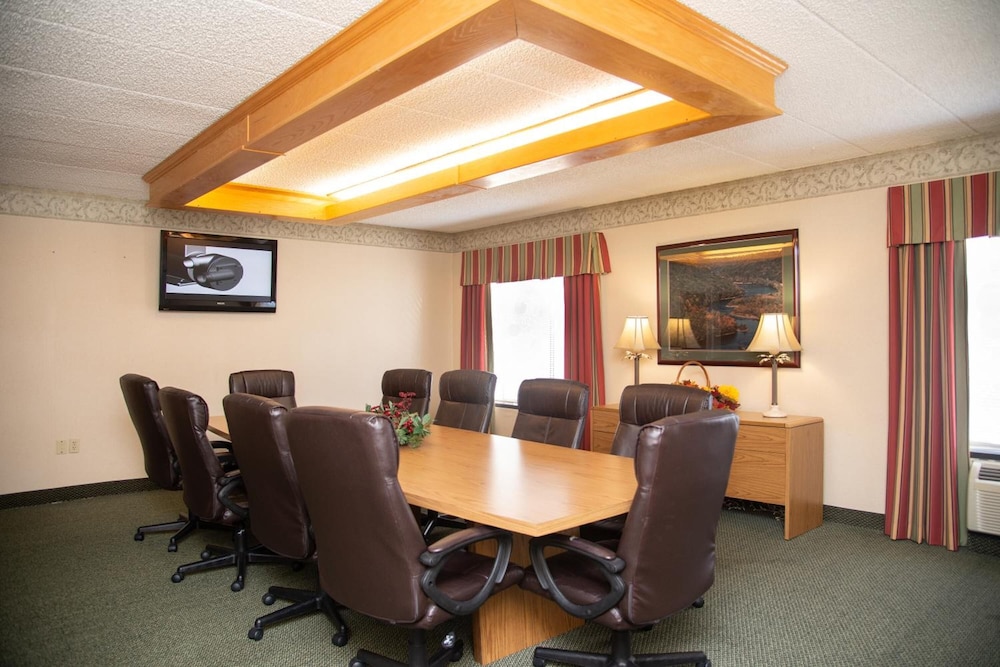 Holiday Lodge Hotel &amp; Conference Center 38/50