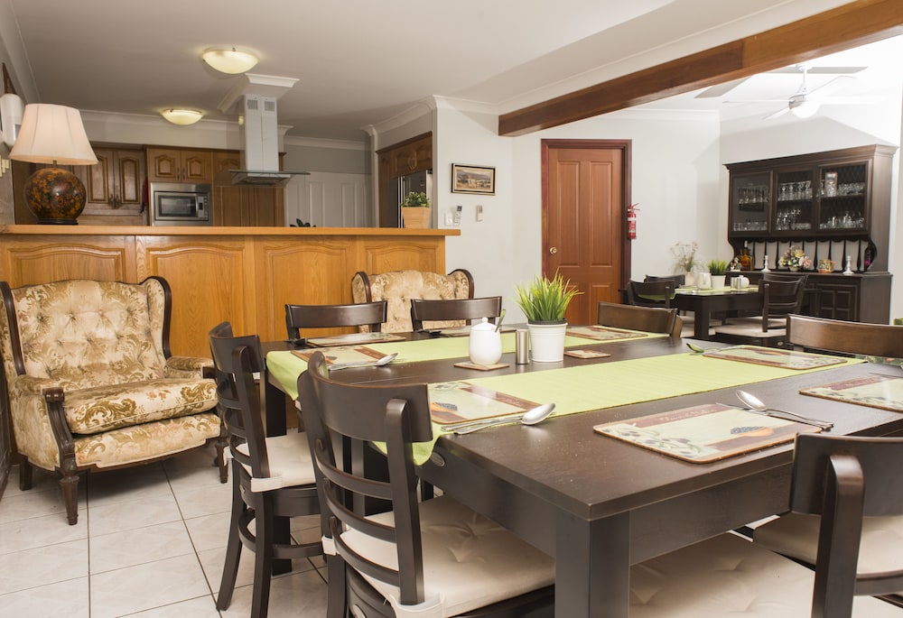 Ainslie Manor Bed and Breakfast 58/66