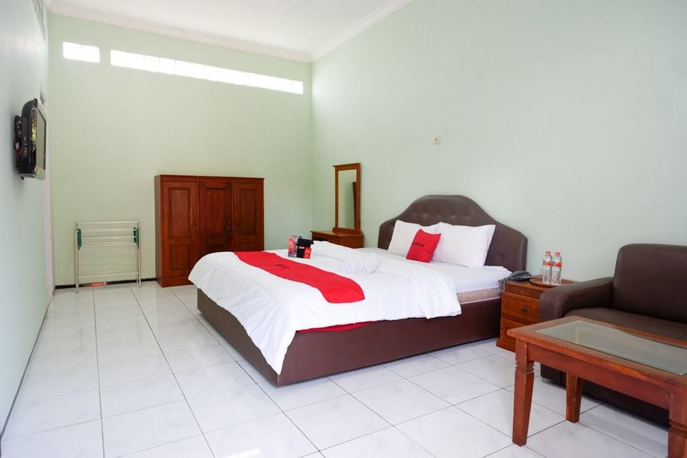 RedDoorz Plus near Stadion Wijaya Kusuma 7/22