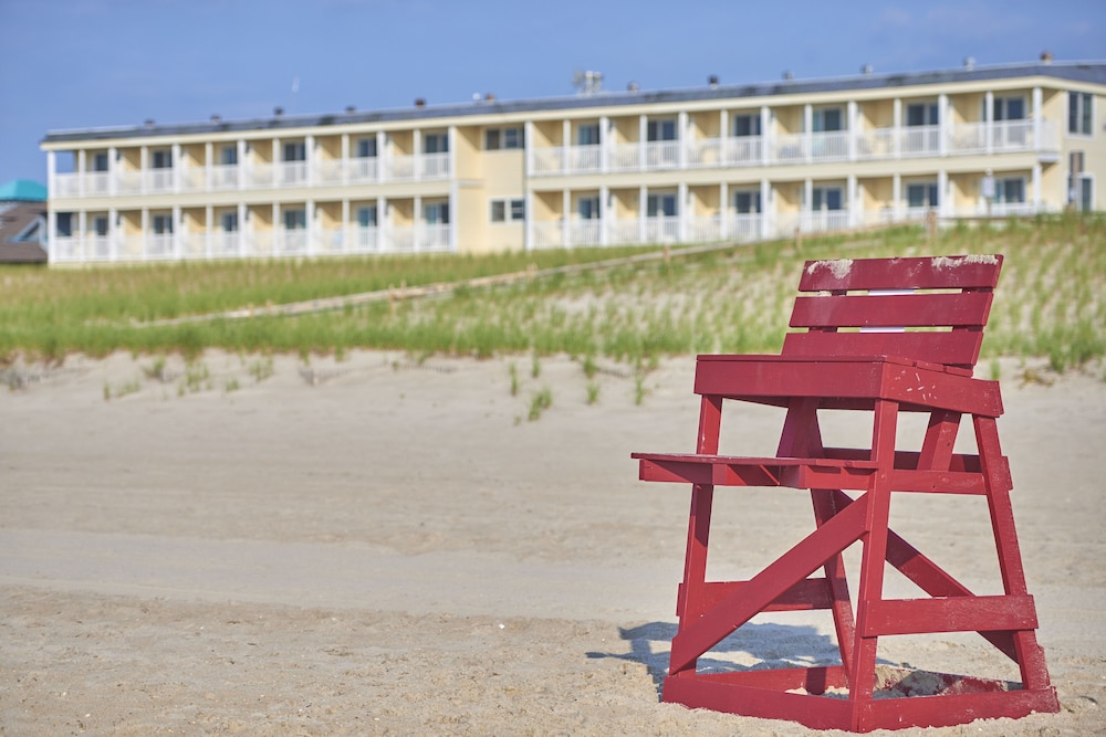 Drifting Sands Oceanfront Hotel 48/70