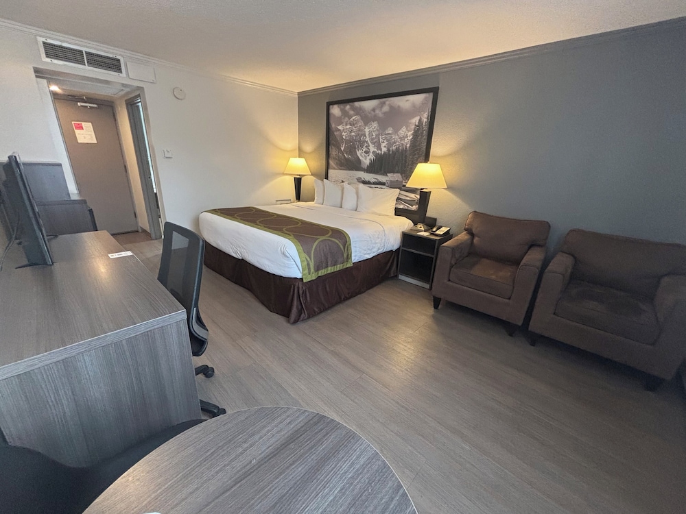 غرفة بسرير كينج، Super 8 by Wyndham Macleod Trail Calgary 2/4