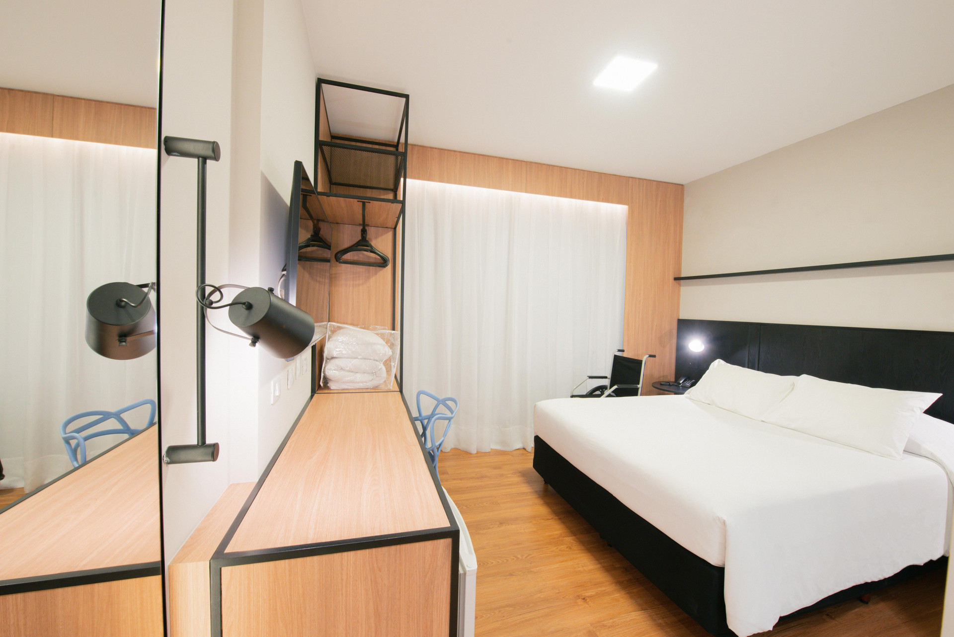 Room, Street View, Accessible