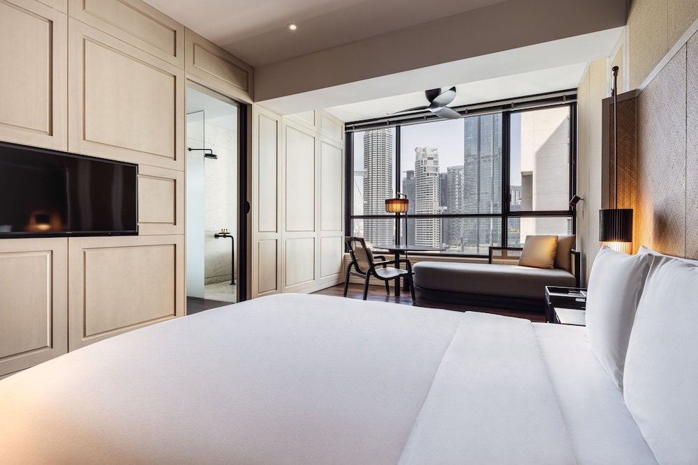 GRAND, STUDIO, TWIN TOWERS VIEW