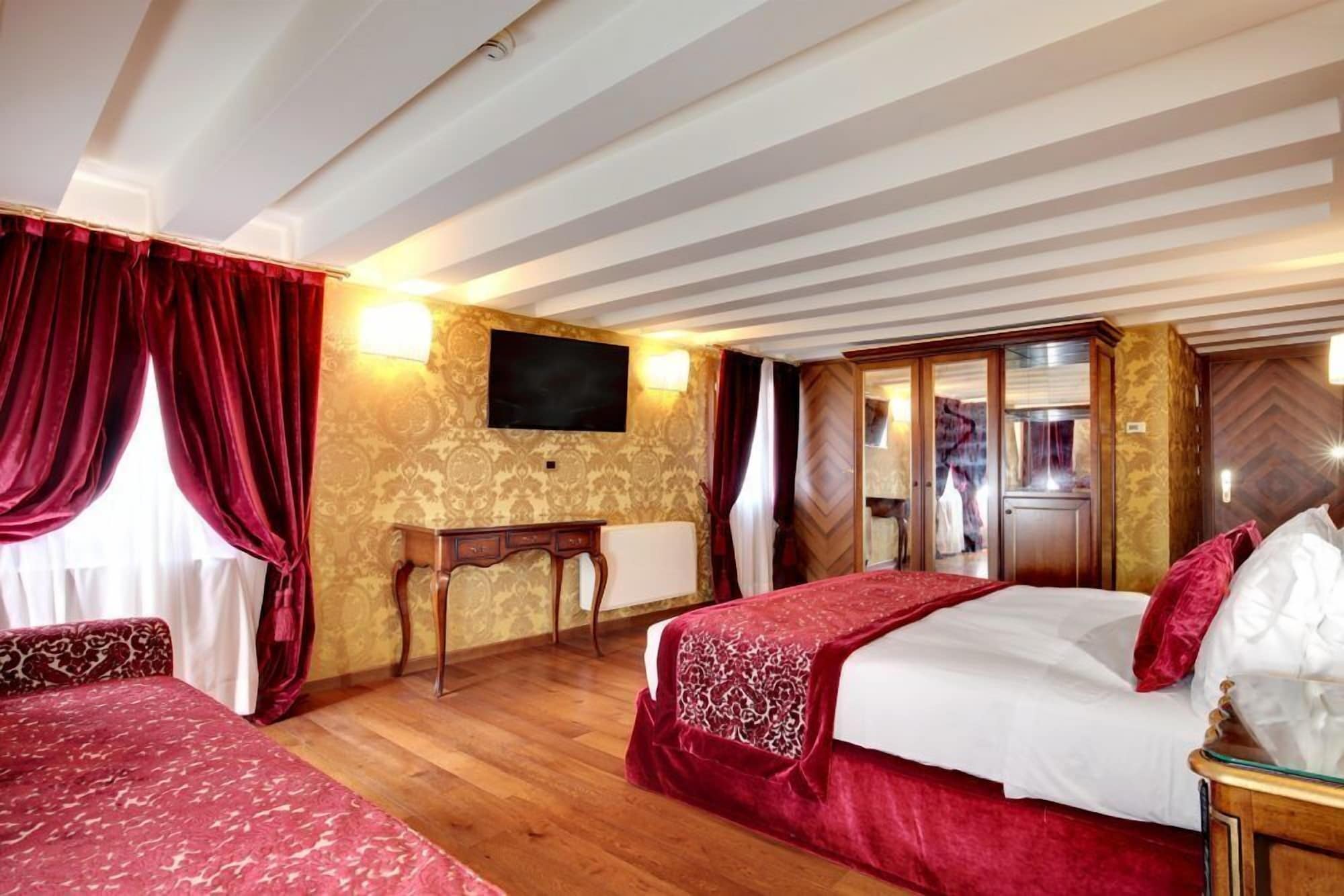 2 BEDROOMS, FAMILY SUITE