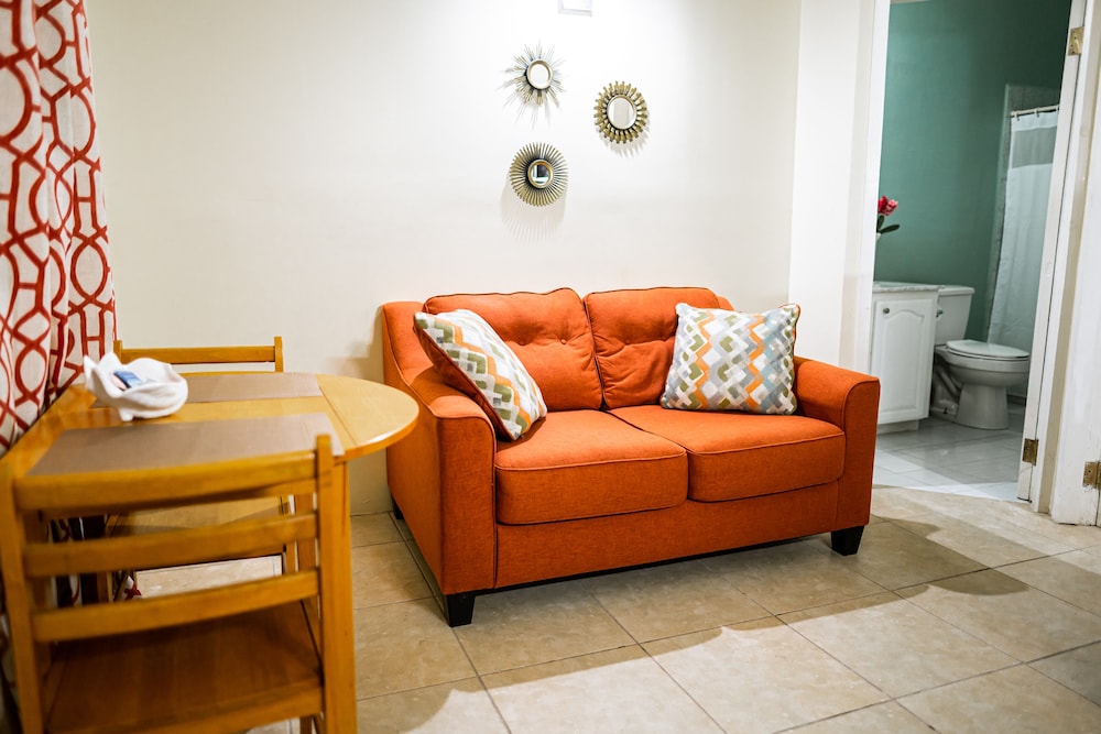 Connies Comfort Suites 28/50