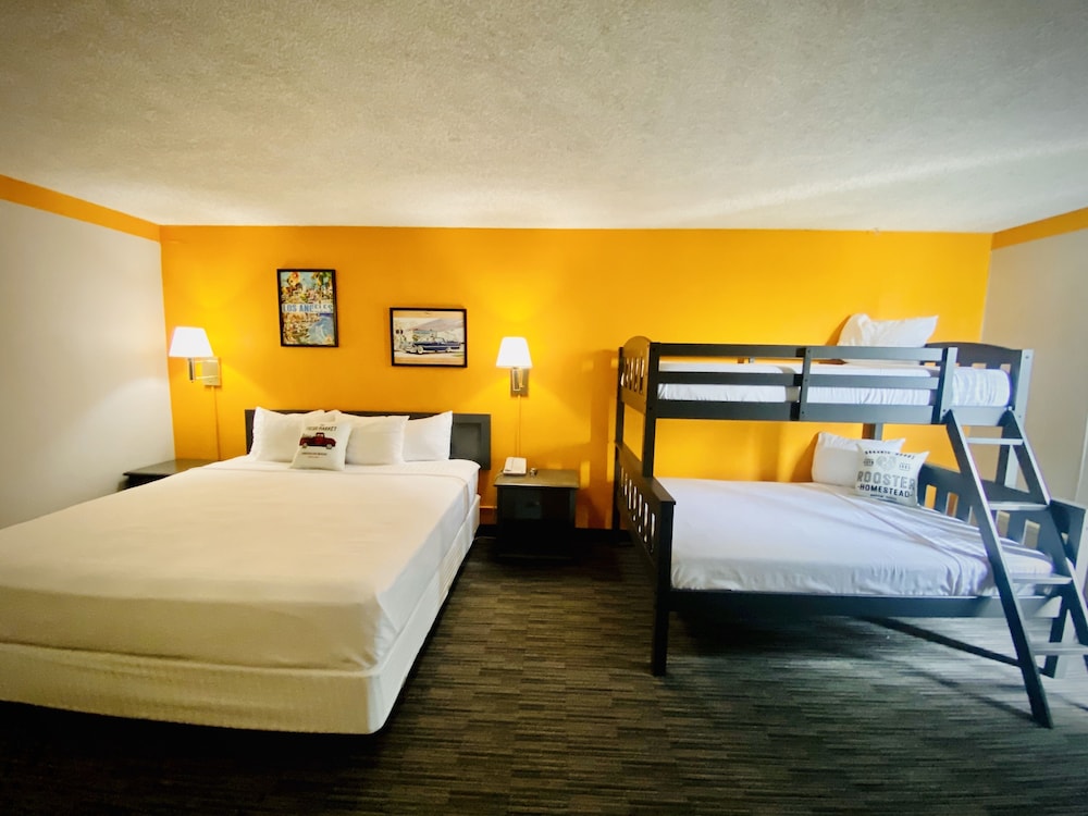 غرفة عائلية بسرير كينج وأسرّة بطابقين