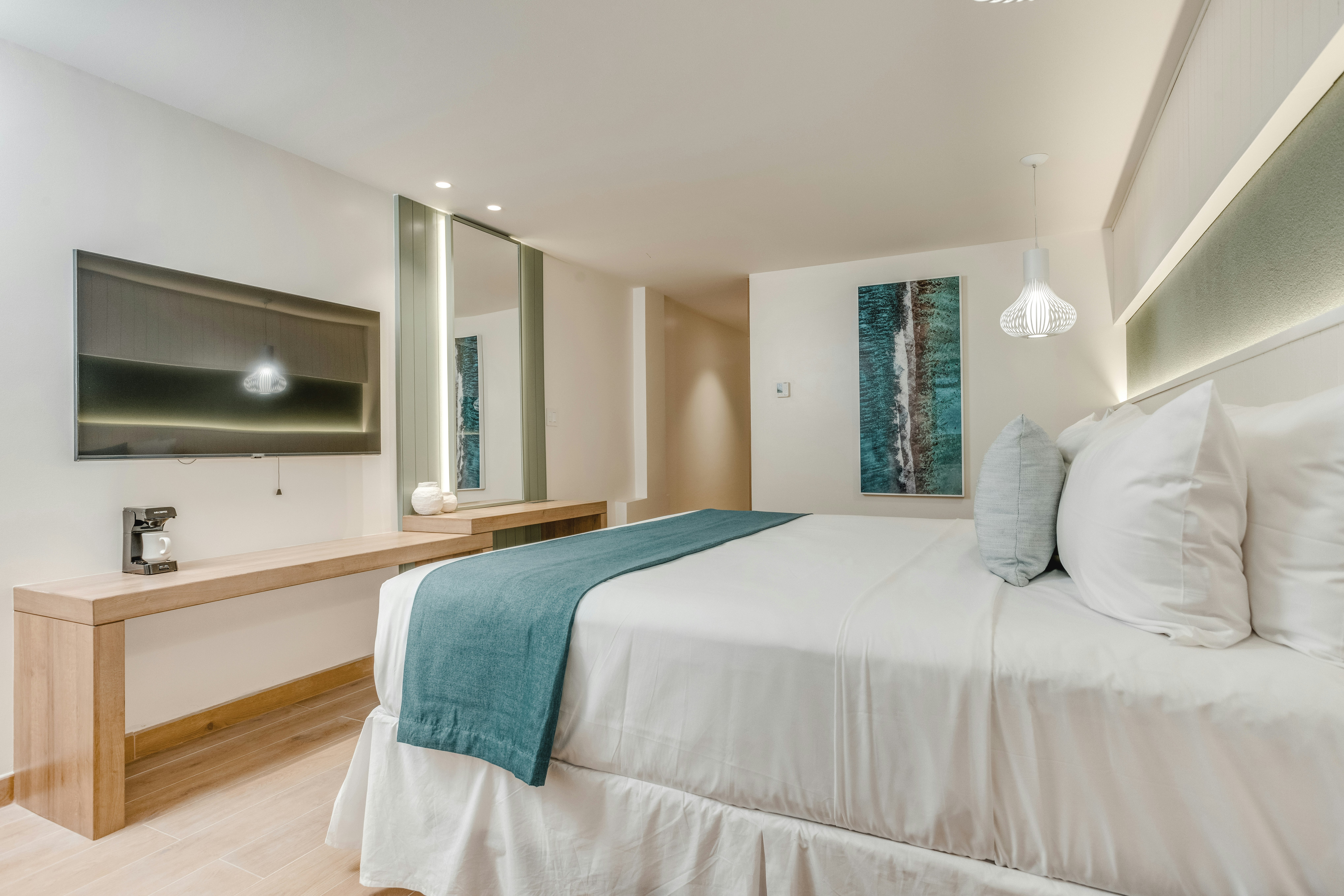 Courtyard, Deluxe, King Bed، Fort George Hotel And Spa 2/4
