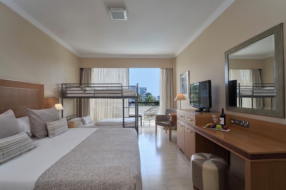 FAMILY ROOM INLAND VIEW