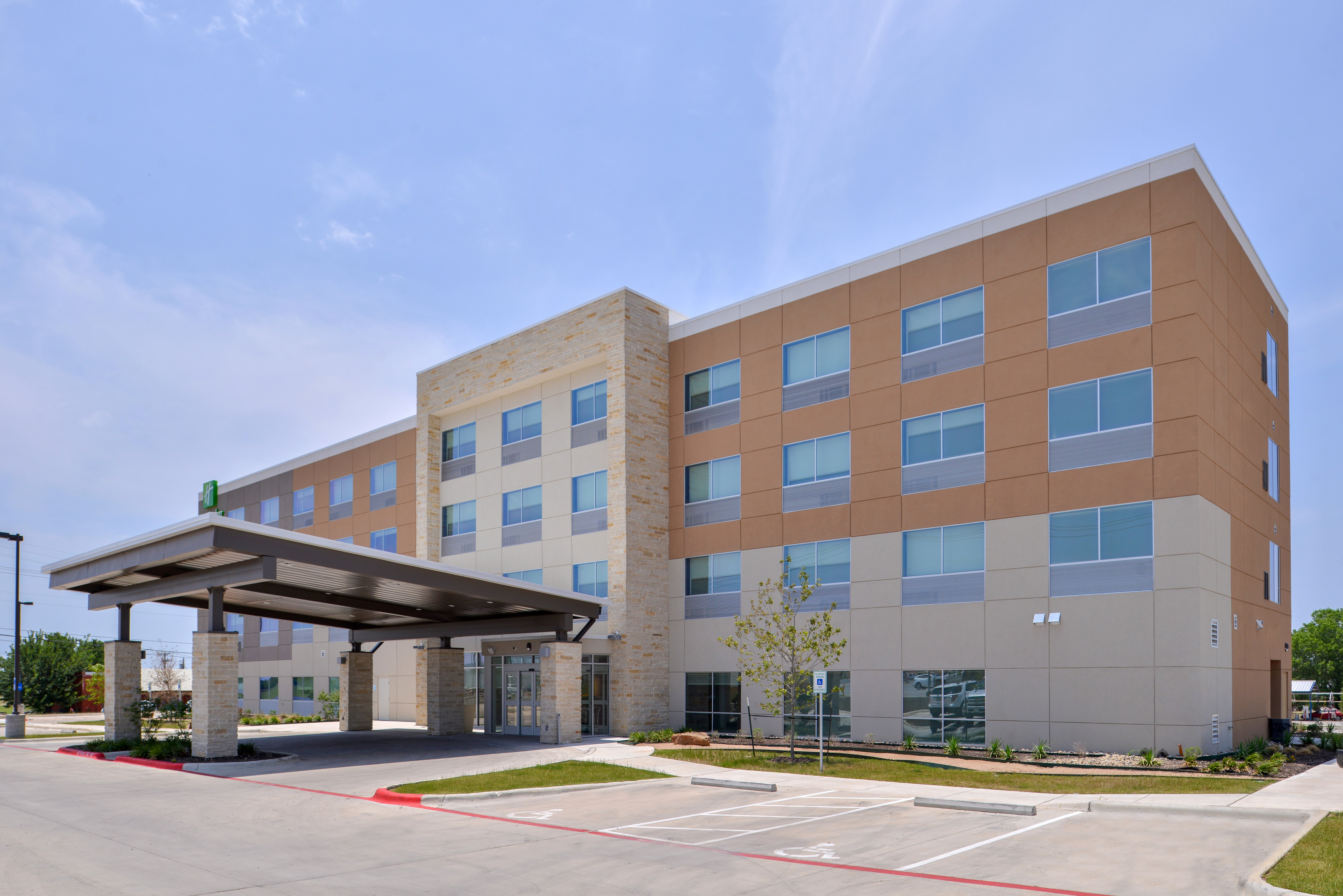 HOLIDAY INN EXPRESS EARLY 27/34