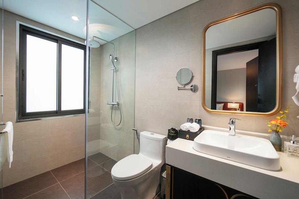Le Premier Hotel & Rooftop Bar 48/50